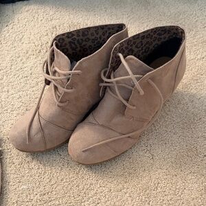 Stylish Lace-Up Ankle Booties - Taupe